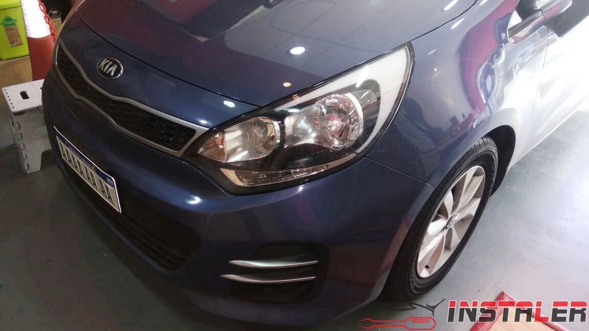 Kia Rio Potencia KTP-445U y subwoofer debajo del asiento.