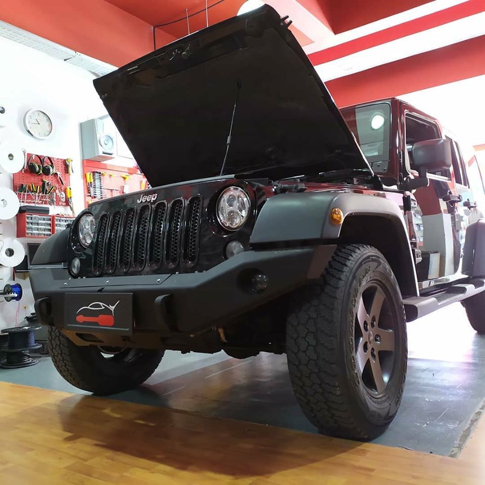 Jeep Wrangler baúl modificado